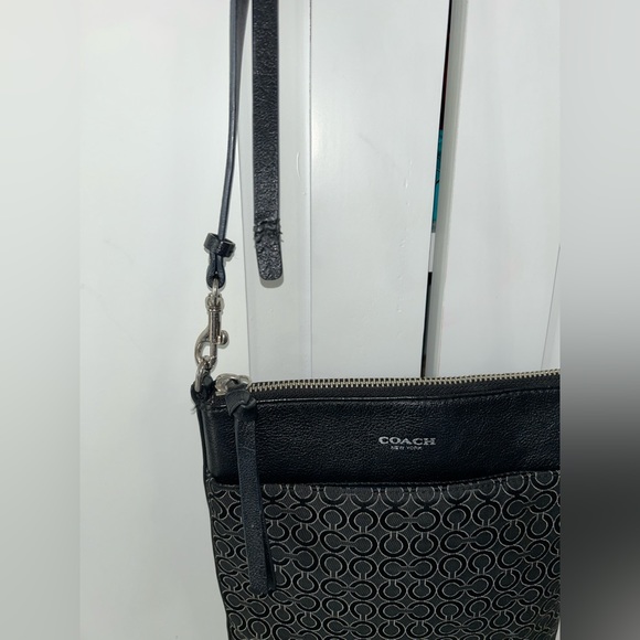 Coach Purse 🖤 - Picture 3 of 6